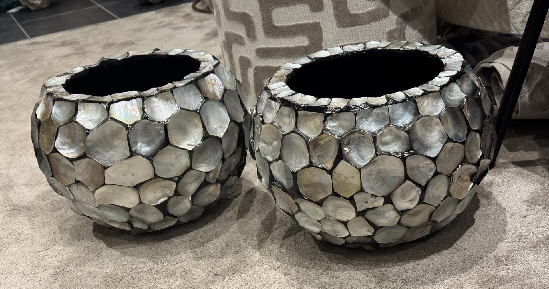 Set van twee zilveren schelpenvazen met parelmoer schelpen